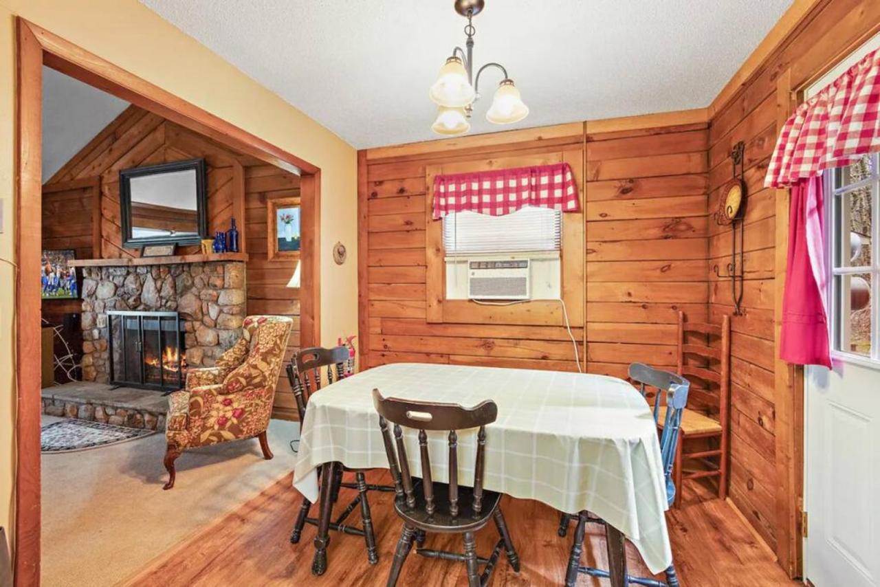 Classic Log Cabin With Fireplace On Quiet River Blowing Rock Exterior foto